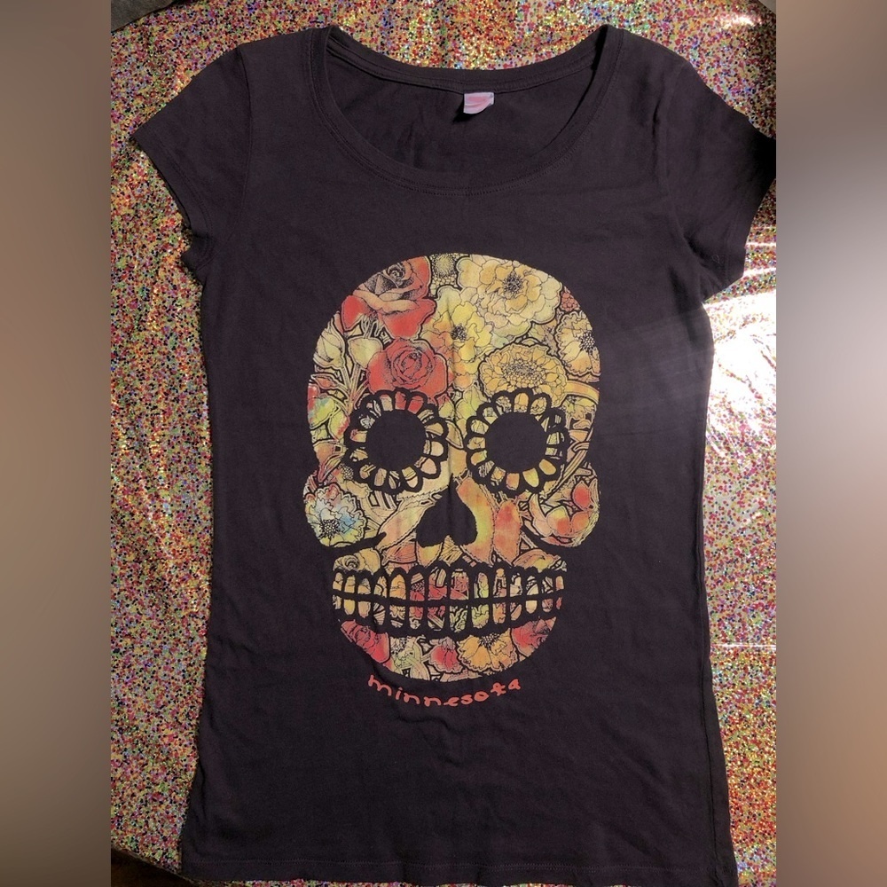 Duck Co Women’s Med Minnesota Black T-shirt Red Orange Floral Skull Gothic Cozy